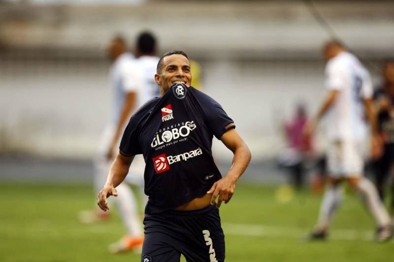 O Clube do Remo venceu o Paysandu por 2 a 1 na tarde deste domingo, partida realizada no Estádio Mangueirão, e largou na frente pelo título do Campeonato Paraense de 2018. Na foto, o jogador Rodriguinho comemora gol marcado.
FOTO: THIAGO GOMES / AG. PARÁ
DATA: 01.04.2018
BELÉM - PARÁ <div class='credito_fotos'>Foto: Thiago Gomes /Ag. Pará | <a href='/midias/2018/originais/eca68ec2-15a9-4151-8287-1afb362f6118.jpg' download><i class='fa-solid fa-download'></i> Download</a></div>