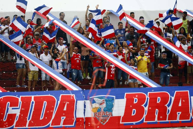 O Bragantino conquistou o terceiro lugar do Campeonato Paraense 2018 na tarde este sábado, 7. O Tubarão do Caeté recebeu o São Raimundo no Estádio Diogão e levou pelo placar de 1 x 0.
FOTO: THIAGO GOMES / AG. PARÁ
DATA: 07.04.2018
BRAGANÇA - PARÁ <div class='credito_fotos'>Foto: Thiago Gomes /Ag. Pará | <a href='/midias/2018/originais/ecab59cb-95e9-4e11-a2fd-72c6ec69f8c6.jpg' download><i class='fa-solid fa-download'></i> Download</a></div>