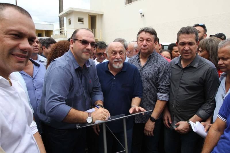 Sempre que algum caso ligado à segurança envolvendo crianças ou adolescentes acontecia em Ananindeua, Marituba ou municípios vizinhos, os agentes eram obrigados a se deslocar ate Belém. Os municípios da Região Metropolitana não dispunham de uma unidade da Data, Divisão de Atendimento ao Adolescente. E nesta quarta-feira, 30, esse problema acabou. O Governo do Pará inaugurou as novas instalações da 2ª Data do Pará, na Rodovia Mario Covas, em Ananindeua. Vinculada à Diretoria de Atendimento a Grupos Vulneráveis, a unidade terá circunscrição em Ananindeua, Marituba, Benevides e Santa Bárbara do Pará. Na foto, a inauguração foi feita pelo governador Simão Jatene.

FOTO: CRISTINO MARTINS / AG. PARÁ
DATA: 30.05.2018
 <div class='credito_fotos'>Foto: Cristino Martins/Ag. Pará   |   <a href='/midias/2018/originais/ecabd430-3472-441d-b57e-5ee3168e6ed3.jpg' download><i class='fa-solid fa-download'></i> Download</a></div>