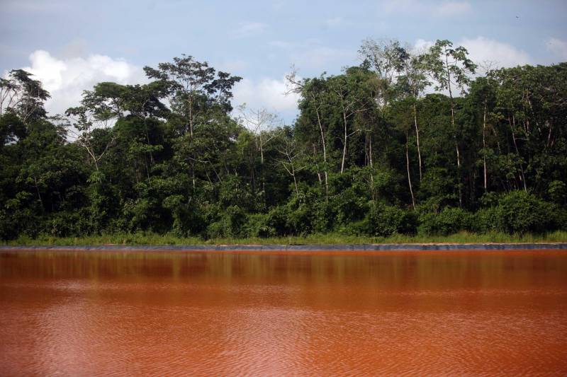 Iniciou neste sábado, 24, o prazo que o Governo do Estado deu para que a empresa de alumínio Hydro Alunorte adote procedimentos e mecanismos seguros ambientalmente, a fim de que as bacias de resíduos da empresa baixem os níveis em pelo menos um metro – o que é definido tecnicamente como padrão de segurança com comprovação permanente da redução e manutenção dos níveis. Uma equipe de fiscalização da Secretaria de Estado de Meio Ambiente e Sustentabilidade (Semas) está no município para fazer o monitoramento dos níveis das bacias do sistema de tratamento dos rejeitos da Bauxita. "Vamos montar equipes para, de duas em duas horas, avaliar o nível das bacias. Em caso de chuva o monitoramento será feito de uma em uma hora", explicou Rejiane Santos, geóloga da Diretoria de Licenciamento Ambiental da Semas.
FOTO: IGOR BRANDÃO / AG PARÁ
DATA: 24.02.2018
BELÉM - PARÁ
<div class='credito_fotos'>Foto: IGOR BRANDÃO / AG. PARÁ | <a href='/midias/2018/originais/ecabf5a9-7c2f-4510-b8de-25e87dddfc04.jpg' download><i class='fa-solid fa-download'></i> Download</a></div>