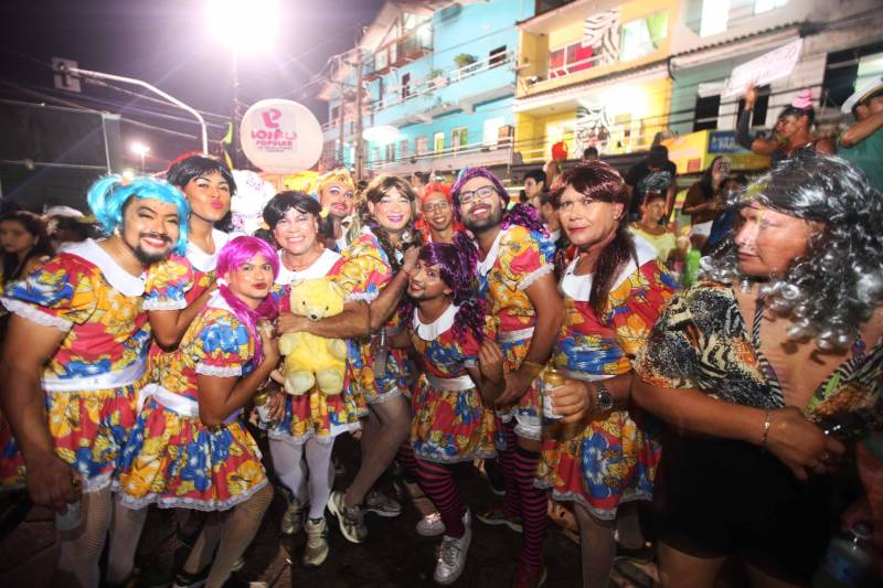 O professor Júlio Leal Gomes é natural de Vigia de Nazaré, no nordeste paraense, terra conhecida pela hospitalidade, principalmente em época festiva. Mantendo a tradição, no Carnaval Júlio e seus irmãos abrem a casa da família para amigos e outros parentes. Neste ano, o imóvel de quatro cômodos abrigou mais de 50 pessoas. Vigia tem um dos maiores e mais tradicionais carnavais do Pará. Nesta época do ano, a população do município, de 51.173 habitantes (Censo/IBGE), triplica com a chegada de brincantes oriundos de todo o Brasil, e os vigienses – igual coração de mãe - acolhem essa multidão. A estimativa é a cidade receber mais de 300 mil pessoas neste Carnaval.
FOTO: IGOR BRANDÃO / AG PARÁ
DATA: 13.02.2018
BELÉM - PARÁ <div class='credito_fotos'>Foto: IGOR BRANDÃO / AG. PARÁ | <a href='/midias/2018/originais/ecaf1ad2-1a42-44dc-af98-8406de160bfe.jpg' download><i class='fa-solid fa-download'></i> Download</a></div>