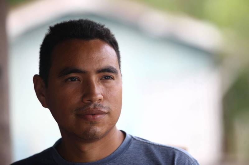 O proprietário da embarcação da empresa Navegação Marajó, que faz a navegação de passageiros entre Santa Cruz do Arari, na ilha do Marajó e Belém, Evandro Feio, 43 anos, foi abordada pela lancha da Companhia de Policiamento Fluvial em plena baia do Guajará, próximo a capital Belém. Este é um procedimento de rotina do Grupamento Fluvial que realiza o policiamento ostensivo nos rios do Estado e atende comunidades ribeirinhas através de projetos sociais. Na foto, o professor do anexo Manuel Moraes, 32. Ele comenta que os alunos esperam os policiais com ansiedade para poderem participar do treinamento.
FOTO: MARCELO LELIS / AG. PARÁ
DATA: 27.04.2018
BELÉM - PARÁ <div class='credito_fotos'>Foto: Marcelo Lelis / Ag. Pará | <a href='/midias/2018/originais/ecc03d0b-bcaf-46c0-ab9f-bbeccca4decf.jpg' download><i class='fa-solid fa-download'></i> Download</a></div>