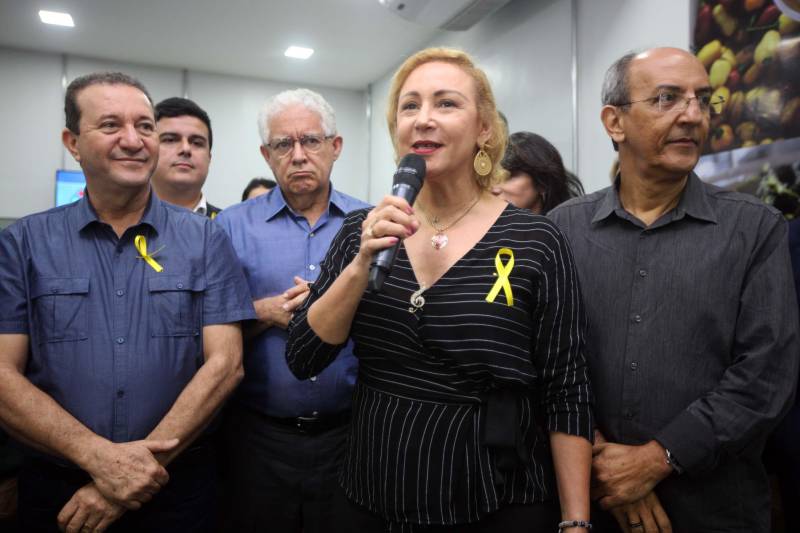 “Fiz questão de trazer minha filha para seu primeiro exercício de cidadania que é ter uma carteira de identidade, ainda mais em um local como este, que permite resolvermos várias pendências com mais conforto e praticidade”, comemorou o senhor Genival de Oliveira, 40 anos, pai da pequena Gabrielle, 8 anos. A família de seu Genival é uma das milhares que serão beneficiadas no município de Parauapebas, no sudeste paraense, com orientações e serviços de diversos órgãos estaduais em um único local: a Estação Cidadania. O espaço, localizado no Shopping Karajás, foi entregue oficialmente à população na manhã deste sábado (19). A cerimônia contou com a presença de secretários de Estado, parlamentares, entre outras autoridades locais. Esta é a segunda Estação Cidadania da região. A primeira é a de Marabá. Na foto, a titular da Sead, Alice Viana.
FOTO: THIAGO GOMES / AG. PARÁ
DATA: 19.05.2018
PARAUAPEBAS - PARÁ <div class='credito_fotos'>Foto: Thiago Gomes /Ag. Pará | <a href='/midias/2018/originais/ecc0f923-f9d9-4cbd-80df-a7f28c83d1d6.jpg' download><i class='fa-solid fa-download'></i> Download</a></div>