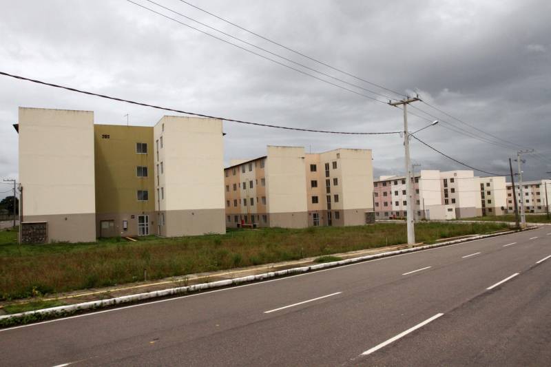 Deve ocorrer a partir da próxima segunda-feira (19) a entrega das chaves aos futuros moradores do Residencial Viver Melhor Marituba, localizado no quilômetro 15 da Rodovia BR-316, em Marituba, região metropolitana de Belém. A cerimônia de inauguração do conjunto, marcada para este sábado (17), foi adiada pela terceira vez pelo Ministério das Cidades, causando transtorno a centenas de pessoas que foram ao local com a promessa de receber o apartamento e começar uma vida nova. O governador Simão Jatene foi ao local esclarecer aos proprietários - muitos vindos de bairros distantes de Belém e Ananindeua - o motivo de mais um adiamento.
FOTO: CRISTINO MARTINS / AG. PARÁ
DATA: 17.02.2017
MARITUBA - PARÁ <div class='credito_fotos'>Foto: Cristino Martins/Ag. Pará | <a href='/midias/2018/originais/ecc24081-8cb5-4990-a20f-879d032d2ee9.jpg' download><i class='fa-solid fa-download'></i> Download</a></div>