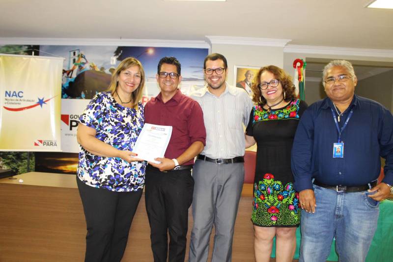 Alunos do curso de “Técnicas de gestão de resíduos sólidos” e de “Boas práticas higiênico sanitárias dos alimentos” foram certificados pelo Programa Pará Profissional. Ao todo, 32 concluintes estiveram presentes na cerimônia, que ocorreu no auditório da Casa Civil, na quinta-feira (28). O Programa Pará Profissional é um dos instrumentos utilizados no combate à desigualdade inter-regional no Estado, por meio da qualificação profissional da mão de obra local. Coordenado pela Secretaria de Estado de Ciência, Tecnologia e Educação Profissional e Tecnológica (Sectet), o programa é amparado pela Lei 8.427, de 16 de novembro de 2016. As ofertas de cursos são feitas de acordo com as demandas vindas dos setores produtivos de cada região do estado, mediante oficinas, reuniões e solicitações diretas das prefeituras. Na foto, a diretora geral do NAC, Daniele Khayat (e). O representante do Senai, José Carlos (d).
FOTO: ERIKA TORRES / ASCOM NAC
DATA: 01.03.2018
BELÉM - PARÁ <div class='credito_fotos'>Foto: ERIKA TORRES / ASCOM NAC | <a href='/midias/2018/originais/ecc30fa5-fdc6-4e8b-81e0-09d270e6f85e.jpg' download><i class='fa-solid fa-download'></i> Download</a></div>