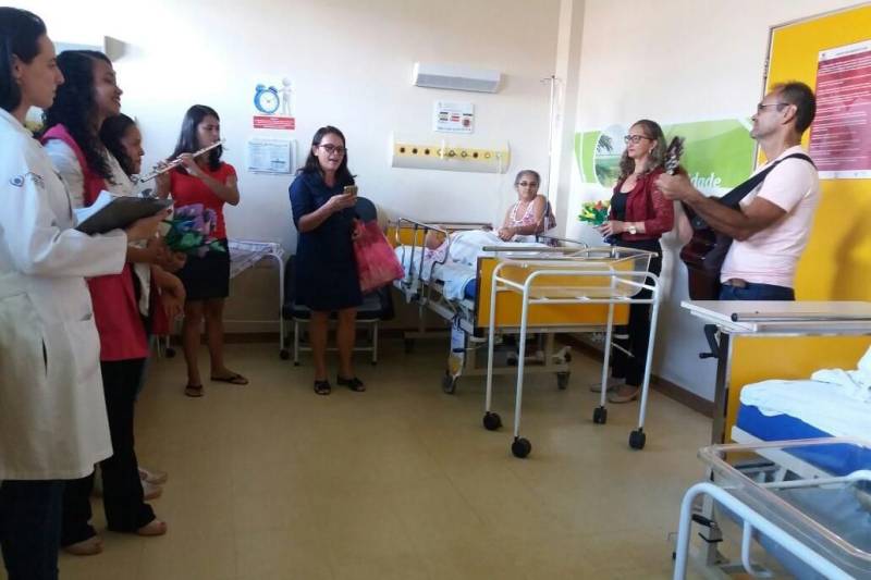 Parte da banda de música municipal levou descontração aos colaboradores, usuários e acompanhantes, nas áreas de atendimento do hospital, inclusive nas clínicas e ambulatório.
FOTO: ASCOM HGT
DATA: 11.05.2018
TAILÂNDIA - PARÁ <div class='credito_fotos'>Foto: ASCOM HGT TAILÂNDIA | <a href='/midias/2018/originais/ecc5903c-39e0-4765-83c0-0b07e71e593c.jpg' download><i class='fa-solid fa-download'></i> Download</a></div>