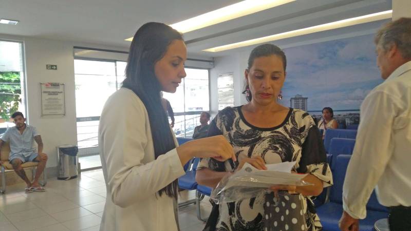 Segundo dados do Ministério da Saúde, 25% da população brasileira sofre de hipertensão, que tem seu dia lembrado nesta sexta-feira, 27, para alertar sobre a importância da prevenção dessa doença que é silenciosa e geralmente não apresenta sintomas. O casal Maria do Socorro, 59, e Luiz Filho, 69, faz parte dessa gama da sociedade atingida pela pressão alta, que ataca homens e mulheres de todas as camadas sociais e requer adoção de hábitos mais saudáveis como forma de prevenção mais efetiva. Referência estadual na assistência de usuários com obesidade e diabetes, que normalmente está associado à hipertensão, o Hospital Jean Bitar (HJB) aderiu à campanha nacional e promoveu a “Semana da Saúde”, de 23 a 27, levando informações e orientações sobre temas como: prevenção à hipertensão; qualidade de vida; autoestima; sono; obesidade; dor social; osteoartrite; prevenção de quedas. Colaboradores, usuários e seus acompanhantes, nas recepções de atendimentos, clínicas e setores do administrativo, participaram de palestras e receberam material educativo. Na foto, a endocrinologista Camila Abdon (e).
FOTO: ASCOM / HJB
DATA: 27.04.2018
BELÉM - PARÁ <div class='credito_fotos'>Foto: ASCOM HJB | <a href='/midias/2018/originais/ecc5a038-7145-4ab1-bca8-6d926d1721b5.jpg' download><i class='fa-solid fa-download'></i> Download</a></div>