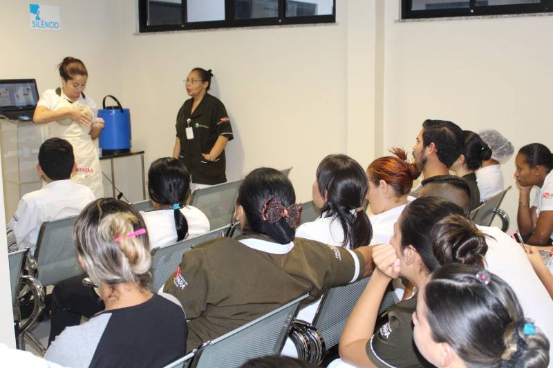 Para alcançar a certificação de Iniciativa Hospital Amigo da Criança (IHAC), os hospitais precisam cumprir dez passos que envolvem as boas práticas durante o acolhimento do paciente estabelecidos pelo Unicef e Organização Mundial da Saúde. Um dos requisitos para buscar a certificação é a qualificação de 100% do quadro de colaboradores da Unidade de Saúde. Com isso, o Hospital Materno-Infantil de Barcarena Dra. Anna Turan (HMIB), gerido pela Pró-Saúde Associação Beneficente de Assistência Social e Hospitalar, promove desde o último dia 17 o curso da Iniciativa Hospital Amigo da Criança. A qualificação termina nesta quarta-feira, 26.

FOTO: ASCOM / HMIB
DATA: 26.12.2018
BARCARENA - PARÁ <div class='credito_fotos'>Foto: ASCOM   |   <a href='/midias/2018/originais/eccf461d-b06d-4e3b-96ef-bd36a7ee6a56.jpg' download><i class='fa-solid fa-download'></i> Download</a></div>