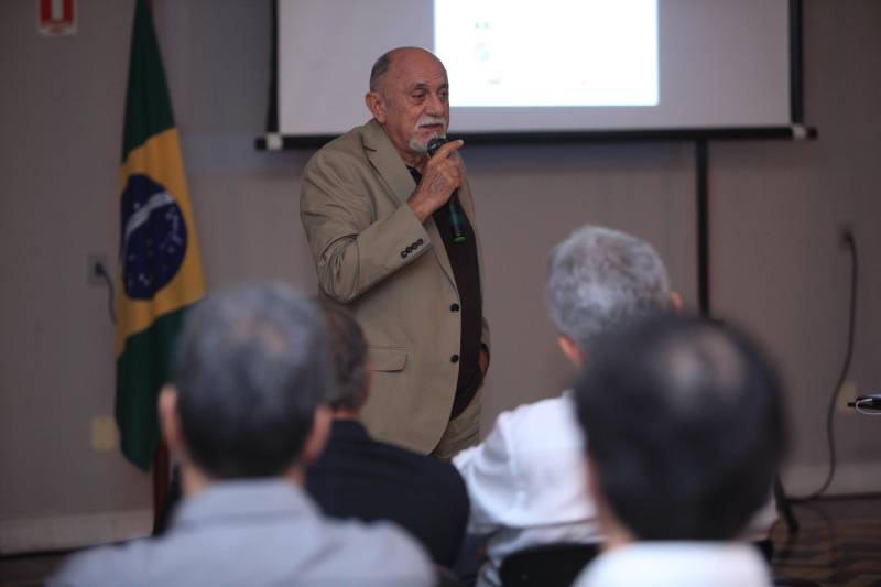 O Secretário de Estado de Transportes, Kleber Menezes, apresentou na tarde desta sexta-feira (4), no Palácio do Governo, o aplicativo "Caminhos do Pará", desenvolvido pela Secretaria de Transportes, jutamente com o novo Portal Digital da Setran, integrado ao app, além de lançar o Mapa Viário do Pará 2018, totalmente atualizado. O evento contou com a presença do governador Simão Jatene e convidados. O aplicativo Caminhos do Pará, disponível gratuitamente para os sistemas IOS e Android, encontra-se completamente integrado ao site institucional da Setran, exibindo as notícias publicadas, além de dispor aos cidadãos o Sistema Viário Estadual completo, com todas as rodovias e pontes e suas respectivas quilometragens, portos e aeródromos, e os Mapas das diversas regiões do Pará, além de possibilitar ao usuário a indicação de acidentes, interdições e situações de perigo, por meio de GPS, para que a denúncia chegue à Secretaria praticamente em tempo real.
FOTO: MÁCIO FERREIRA / AG. PARÁ
DATA: 04.05.2018
BELÉM - PARÁ <div class='credito_fotos'>Foto: MÁCIO FERREIRA/ AG. PARÁ | <a href='/midias/2018/originais/ecd43bcf-c8cf-4f31-bc3c-b050f5c5d751.jpg' download><i class='fa-solid fa-download'></i> Download</a></div>