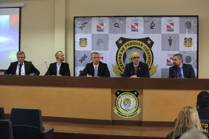 Em 2018, o Centro de Perícias Científicas (CPC) Renato Chaves celebra a segunda parceria com a Polícia Internacional. Dessa vez, o intercâmbio foi fechado com a Polícia Francesa, na manhã desta segunda-feira (23), com a abertura da Semana de Intercâmbio de Investigação Criminal: Brasil x França - O Local de Homicídio em Evidência, no auditório do CPC. Durante a semana, os peritos ampliarão seus conhecimentos sobre as técnicas, protocolos e tecnologias utilizadas na França. Policiais civis e militares também participam da qualificação. O intercâmbio está sendo organizado pela Direção Geral do CPC, por meio da Direção de Cooperação Internacional da Embaixada Francesa, sediada em Brasília. Dois agentes da Polícia do Brigade Criminelle e do Service Régionale d'Identité Judiciaire, com apoio do Ministério do Interior da França, participam da qualificação, que segue até a próxima sexta-feira (27) e será realizada na modalidade presencial, com aulas práticas e teóricas sobre as técnicas em local de crime.
FOTO: RODOLFO OLIVEIRA / AG. PARÁ
DATA: 23.04.2018
BELÉM - PARÁ <div class='credito_fotos'>Foto: Rodolfo Oliveira/Ag. Pará | <a href='/midias/2018/originais/ecddbd8d-4c02-4afe-abd5-ec5c9cc5751a.jpg' download><i class='fa-solid fa-download'></i> Download</a></div>