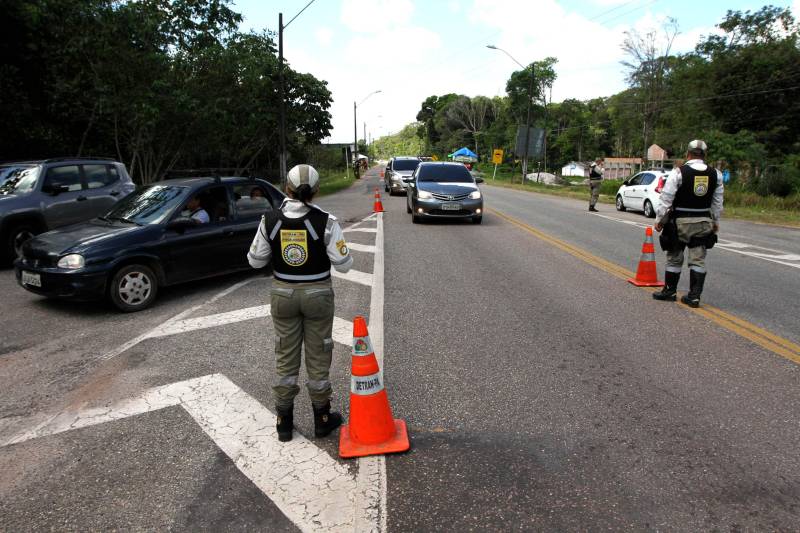 Com o início das férias escolares é hora de pegar a estrada para curtir as inúmeras opções de praias e balneários que o Pará dispõe. Neste sentido, prudência e cautela no trânsito são fundamentais para uma viagem com segurança. Entre os destinos mais procurados e próximos à capital paraense está o distrito de Mosqueiro, distante 70 quilômetros do centro de Belém, com suas belíssimas praias de água doce que somam 17 quilômetros de extensão. A bucólica, como é carinhosamente conhecida, é uma das 86 localidades em todas as regiões do Estado, que receberão atenção especial durante a Operação Verão 2018, que contará com a participação de mais de 8 mil agentes de segurança pública. As ações tiveram início na sexta-feira (29) e seguem até o dia 31 de julho. Na foto, fiscalização do Detran e Polícia Rodoviária na PA-391.
FOTO: CRISTINO MARTINS / AG. PARÁ
DATA: 01.07.2018
BELÉM - PARÁ <div class='credito_fotos'>Foto: Cristino Martins/Ag. Pará | <a href='/midias/2018/originais/ecdf3d1a-2847-415d-908a-2729be20b6fb.jpg' download><i class='fa-solid fa-download'></i> Download</a></div>