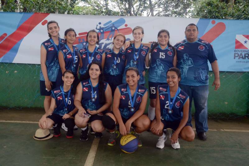 Criado nos Estados Unidos no início da década de 1890, o basquete é a modalidade que apontou os primeiros times campeões da terceira etapa regional dos Jogos Estudantis Paraenses (JEPs), em Igarapé-Açú. Na sexta-feira (18), os times de basquete masculino de Maracanã e o feminino de Castanhal conquistaram os primeiros lugares e são os campeões que vão disputar a etapa Estadual, em junho. Ao redor da quadra de esportes da Escola Cônego Calado, a torcida estava posicionada para acompanhar as partidas que anunciariam os medalhistas do basquete. A primeira disputa foi entre os times de Maracanã e Castanhal, na categoria "A" (de 12 a 14 anos). Cada ponto marcado era comemorado pela torcida, que ao final do quarto tempo, pode celebrar a conquista do município de Maracanã, com placar de 21 pontos, contra 15 de Castanhal. Na foto, time de basquete categoria feminino do município de Castanhal.
FOTO: RAI PONTES / ASCOM SEDUC
DATA: 19.05.2018
IGARAPÉ-AÇÚ - PARÁ <div class='credito_fotos'>Foto: Rai Pontes/Ascom Seduc | <a href='/midias/2018/originais/ece93747-be5c-4319-959c-abd9a69ee9cb.jpg' download><i class='fa-solid fa-download'></i> Download</a></div>