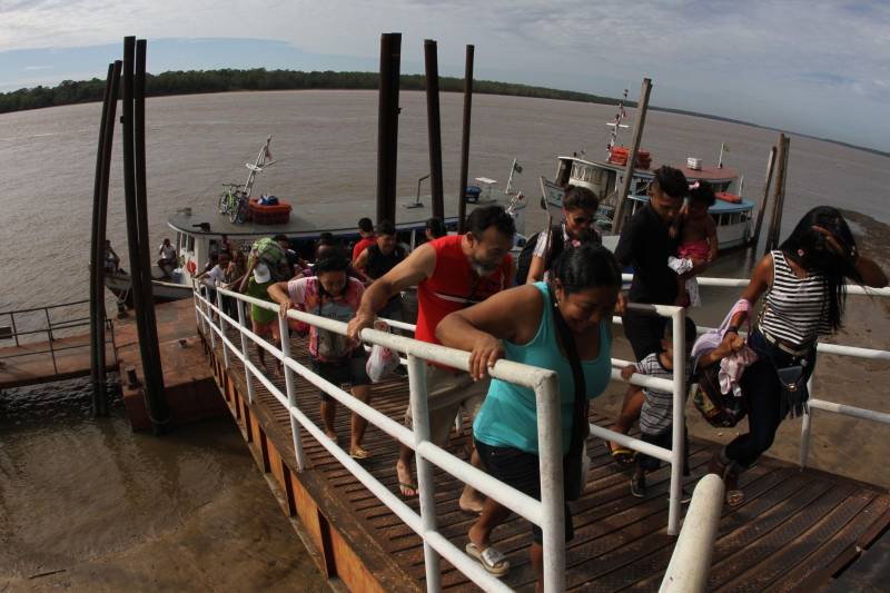 Perto de Mosqueiro, a Ilha de Cotijuba é outro grande pedaço de história desconhecido de grande parte dos paraenses. Uma entre as 42 ilhas que integram as região insular de Belém, Cotijuba foi transformada por Lei Municipal, em 1990, em área de Proteção Ambiental, o que obriga a preservação de seus ecossistemas. O acesso à ilha é possível por meio de embarcações que saem de Icoaraci. Com uma área de cerca de 60 km² e uma costa com 20 quilômetros de praias praticamente inexploradas, Cotijuba é o local preferido pela tribo mais ?alternativa", por seus encantos paradisíacos, como as praias rústicas, a exemplo do 'Vai quem Quer'. Na foto, trapiche de Cotijuba. FOTO: CRISTINO MARTINS / AG. PARÁ DATA: 30.06.2017 COTIJUBA - PARÁ <div class='credito_fotos'>Foto: Cristino Martins/Ag. Pará | <a href='/midias/2018/originais/ecef645d-12b3-4860-88d0-bda1a05a309d.jpg' download><i class='fa-solid fa-download'></i> Download</a></div>
