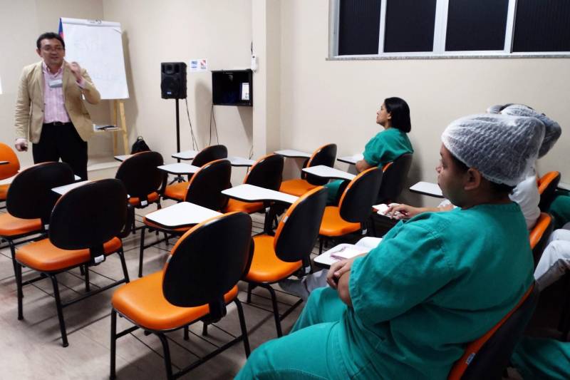 Você já se perguntou por que escolheu a profissão na qual atua? “O coach pergunta muito ‘Qual é a sua missão?’, ‘Você veio aqui para ganhar dinheiro ou cuidar de pessoas?’, porque nem sempre as pessoas estão trabalhando pelos motivos certos”, ressaltou a enfermeira de Educação Continuada, Wanessa Silva, que atua no Hospital Público Estadual Galileu (HPEG), em Belém. Na última semana, o hospital promoveu, durante quatro dias, uma reflexão entre enfermeiros e técnicos de Enfermagem sobre como se enxergam na profissão, o papel de cada um na unidade e o cuidado com os pacientes. O treinamento foi ministrado pelo coach Kotaro Tuji Neto, formado em Administração de Pessoas, com especialização em Gestão de Recursos Humanos. Em palestras de uma hora de duração, realizadas no auditório do HPGE, Kotaro Tuji abordou, para enfermeiros e técnicos, o tema “Ser e Estar na Enfermagem”, estimulando a reflexão sobre a missão desses profissionais.
FOTO: ASCOM / HPEG
DATA: 13.03.2018
BELÉM - PARÁ <div class='credito_fotos'>Foto: ASCOM / HPEG | <a href='/midias/2018/originais/ecf52852-afb6-48f2-bcd0-ea36cb9116fe.jpg' download><i class='fa-solid fa-download'></i> Download</a></div>