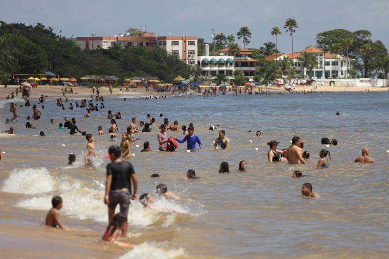 Com o início das férias escolares é hora de pegar a estrada para curtir as inúmeras opções de praias e balneários que o Pará dispõe. Neste sentido, prudência e cautela no trânsito são fundamentais para uma viagem com segurança. Entre os destinos mais procurados e próximos à capital paraense está o distrito de Mosqueiro (foto), distante 70 quilômetros do centro de Belém, com suas belíssimas praias de água doce que somam 17 quilômetros de extensão. A bucólica, como é carinhosamente conhecida, é uma das 86 localidades em todas as regiões do Estado, que receberão atenção especial durante a Operação Verão 2018, que contará com a participação de mais de 8 mil agentes de segurança pública. As ações tiveram início na sexta-feira (29) e seguem até o dia 31 de julho.
FOTO: CRISTINO MARTINS / AG. PARÁ
DATA: 01.07.2018
BELÉM - PARÁ <div class='credito_fotos'>Foto: Cristino Martins/Ag. Pará | <a href='/midias/2018/originais/ecf5cef7-9fd1-467c-b650-206f69ad0d55.jpg' download><i class='fa-solid fa-download'></i> Download</a></div>