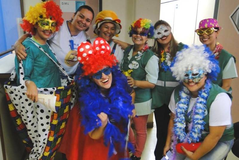 Quando saiu de casa para fazer um exame de raio X no Hospital Regional Público da Transamazônica (HRPT), em Altamira, oeste do Pará, Odir de Oliveira, 47 anos, não imaginou que acabaria participando de um “bloco de Carnaval”. Além de fazer o exame, ele assistiu à ação do Grupo de Trabalho de Humanização (GTH) do hospital, que nesta sexta-feira (09) animou os corredores da unidade cantando marchinhas e conscientizando pacientes, acompanhantes e funcionários sobre a importância da doação de sangue. Até quem não é muito entusiasta da folia aprovou a iniciativa.
FOTO: ASCOM HRPT
DATA: 09.02.2018
BELÉM - PARÁ <div class='credito_fotos'>Foto: ASCOM HRPT | <a href='/midias/2018/originais/ecf85293-f9c4-4822-8451-0536271b594e.jpg' download><i class='fa-solid fa-download'></i> Download</a></div>