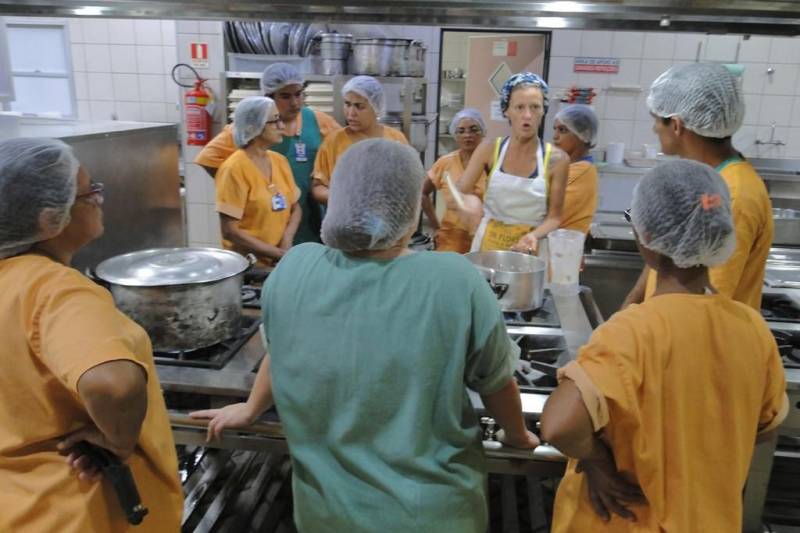Todos os dias, a copeira Iranede Carvalho ajuda na produção e na entrega dos alimentos aos usuários, acompanhantes e colaboradores do Hospital Regional Público da Transamazônica (HRPT), em Altamira, no sudoeste do Pará. Mas na noite de quarta-feira (21), ela tirou um tempo para aprender novas receitas, a base de produtos orgânicos e produzidos na própria região. A colaboradora fez parte do grupo de cozinheiros e copeiros que participou de um treinamento promovido pelo Instituto Socioambiental (ISA) na cozinha do HRPT. Foram produzidos bolos, biscoitos e mingau, tudo a base de farinha de babaçu.
FOTO: ASCOM HRPT
DATA: 21.02.2018
ALTAMIRA - PARÁ <div class='credito_fotos'>Foto: ASCOM HRPT | <a href='/midias/2018/originais/ed038ea1-64b9-42d3-b354-ad36e967759d.jpg' download><i class='fa-solid fa-download'></i> Download</a></div>
