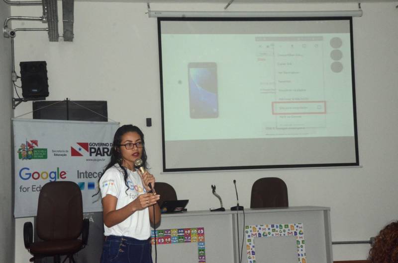 O celular, até então, grande vilão durante as aulas das escolas convencionais, promete ser um grande aliado da educação a partir da capacitação do Sedutec – programa que a Secretaria de Educação do Pará (Seduc), implanta na rede pública de ensino para disseminar o uso das ferramentas do Google para Educação, no âmbito das escolas e da gestão.

FOTO: ELISEU DIAS / ASCOM SEDUC
DATA: 25.05.2018
BELÉM - PARÁ <div class='credito_fotos'>Foto: Eliseu Dias / Ascom Seduc   |   <a href='/midias/2018/originais/ed0f21ca-e6d5-4573-93fc-8fe419f30fb4.jpg' download><i class='fa-solid fa-download'></i> Download</a></div>