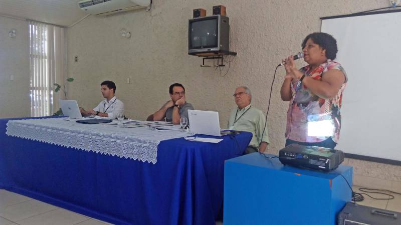 A Secretaria de Estado de Transportes (Setran) está encabeçando uma série de encontros voltados ao debate de propostas que vão nortear a elaboração da Política Estadual de Transporte Intermunicipal de Passageiros. A programação é coordenada pela Diretoria de Planejamento da Setran e pelo Instituto de Desenvolvimento, Logística, Transporte e Meio Ambiente (Idelt), entidade contratada pelo órgão e coordenada pelo consultor Frederico Bussinger. O prédio-sede da Setran sediou, na manhã desta terça-feira (29), o segundo evento realizado com essa finalidade: o II Workshop de Políticas Públicas de Transporte Intermunicipal do Pará (foto). Na abertura da programação, Kleber Menezes, titular da Setran, ressaltou a importância da criação de uma política específica para o transporte intermunicipal de passageiros. "Normatizar esse serviço significa deixar de sermos conduzido para sermos condutores, termos autonomia na gestão de transportes para atender aos cidadãos que precisam ter supridas as suas necessidades básicas".
FOTO: ASCOM / SETRAN
DATA: 29.05.2018
BELÉM - PARÁ <div class='credito_fotos'>Foto: ASCOM SETRAN | <a href='/midias/2018/originais/ed10f205-ed2b-401a-86a4-cd854472b57d.jpg' download><i class='fa-solid fa-download'></i> Download</a></div>
