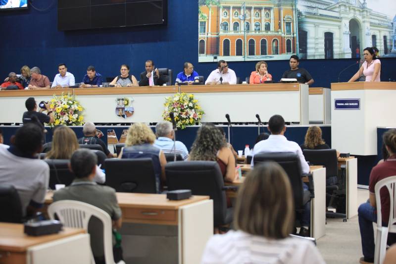 A obra de saneamento integrado que está sendo executada pelo Governo do Estado na Bacia do Tucunduba, em Belém, foi o tema de Audiência Pública (foto) realizada na manhã desta sexta-feira (15), na Câmara Municipal de Belém. Considerada a segunda maior bacia hidrográfica da capital, o Tucunduba atravessa quatro bairros: Guamá, Terra Firme, Canudos e Marco. Quando for concluído, o projeto vai beneficiar diretamente cerca de 250 mil moradores da área. Participaram diretores da área social e técnica da Secretaria de Estado de Desenvolvimento Urbano e Obras Públicas (Sedop), da Secretaria Municipal de Saneamento e representantes de Associações Comunitárias do Tucunduba.
FOTO: RODOLFO OLIVEIRA / AG. PARÁ
DATA: 15.06.2018
BELÉM - PARÁ <div class='credito_fotos'>Foto: Rodolfo Oliveira/Ag. Pará | <a href='/midias/2018/originais/ed144cad-74d2-4da1-8426-5422c4d22831.jpg' download><i class='fa-solid fa-download'></i> Download</a></div>