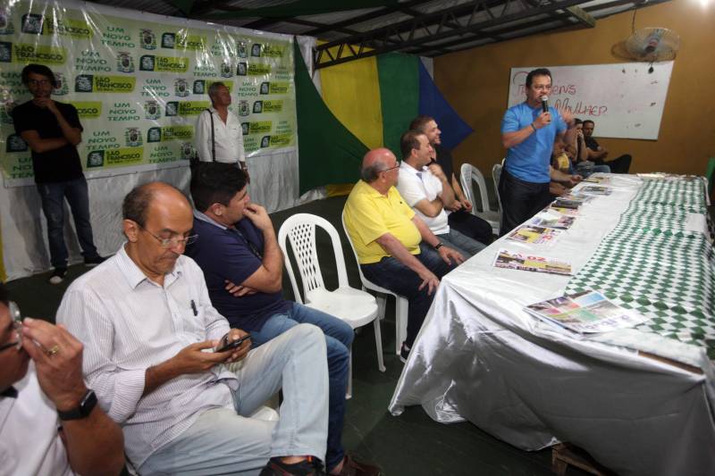 O município de São Francisco do Pará recebeu, neste sábado (30), uma ordem de serviço para o asfaltamento de 5 quilômetros de suas ruas, um investimento de quase R$ 2 milhões. A ação é uma realização do Governo do Estado, por meio da Secretaria de Estado de Desenvolvimento Urbano e Obras Públicas (Sedop), e tem a parceria da Assembleia Legislativa do Estado (Alepa) e da prefeitura do município beneficiado. O evento de entrega ocorreu de 18h às 20h, no Centro de Referência e Assistência Social (Cras) da cidade. A iniciativa faz parte de uma ação maior, já realizada em Viseu, Augusto Corrêa, Tracuateua, Bonito, Floresta do Araguaia, Curionópolis, São João da Ponta, Curuçá, Terra Alta, Sapucaia, Redenção, Capanema, Bragança, São Domingos do Capim e outros municípios. Nos 14 municípios citados, foram destinados mais de R$ 42 milhões para a pavimentação asfáltica em cerca de 95 quilômetros.
FOTO: SIDNEY OLIVEIRA / AG. PARÁ
DATA: 30.06.2018
SÃO FRANCISCO - PARÁ <div class='credito_fotos'>Foto: Sidney Oliveira/Ag. Pará | <a href='/midias/2018/originais/ed1de3f9-0628-4457-b969-647183f2a314.jpg' download><i class='fa-solid fa-download'></i> Download</a></div>
