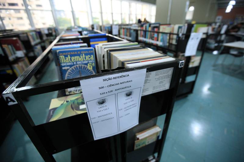 Biblioteca Pública Arthur Vianna, localizada no prédio do Centur. Com mais de 140 anos, o local é uma das principais referências na área em Belém, recebendo uma média de mil usuários por dia. Antes da popularização de instrumentos tecnológicos e sites especializados, a “biblioteca do Centur”, como é conhecida, era uma das principais fontes de pesquisa para alunos de todos os níveis de ensino em Belém.
FOTO: MÁCIO FERREIRA / AG. PARÁ
DATA: 02.03.2018
BELÉM - PARÁ <div class='credito_fotos'>Foto: MÁCIO FERREIRA/ AG. PARÁ | <a href='/midias/2018/originais/ed238072-a3d4-4748-a93a-c6bf4124e784.jpg' download><i class='fa-solid fa-download'></i> Download</a></div>