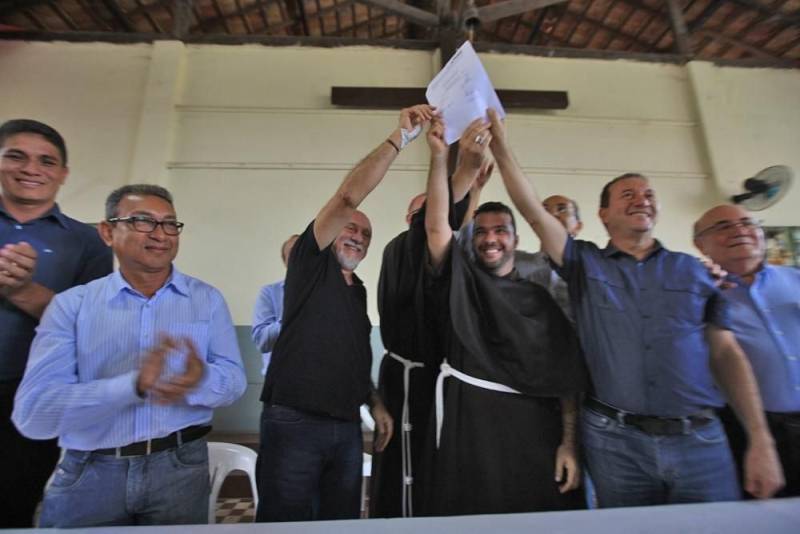"Hoje é uma nova história, um novo tempo", assim observou o diretor-presidente do Hospital Santa Casa de Misericórdia do município de Óbidos, na região do Baixo Amazonas, a respeito do termo de fomento assinado entre o Governo do Estado, por meio da Secretaria de Saúde Pública (Sespa), e a Associação de Caridade da Santa Casa que garantirá a conclusão da reforma e ampliação da unidade de saúde, orçada em R$ 3,6 milhões. A Santa Casa de Óbidos, unidade quase centenária, fundada em 07/07/1922, é uma das referências em saúde na região formada por municípios da margem esquerda do rio Amazonas. Gerida desde 2014 por uma congregação franciscana, a Santa Casa faz parte do processo de regionalização e descentralização da saúde, que vem sendo promovida pela atual gestão em todas as regiões de integração.
FOTO: RODOLFO OLIVEIRA / AG. PARÁ
DATA: 09.03.2018
ÓBIDOS - PARÁ
<div class='credito_fotos'>Foto: Rodolfo Oliveira/Ag. Pará | <a href='/midias/2018/originais/ed23cd1c-93b4-4b59-8374-5a16806483bb.jpg' download><i class='fa-solid fa-download'></i> Download</a></div>