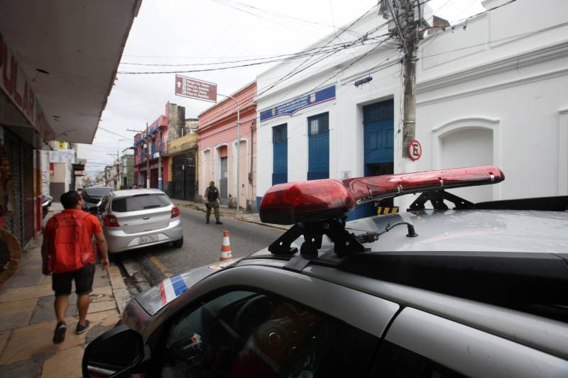 Criada há cerca de quatro anos na Cidade Velha, a base comunitária da Polícia Militar (PM) já apresenta uma expressiva redução no número de  crimes registrados na área e no entorno – Reduto e Campina, estimada em 30% pelo coronel Carlos Emílio, diretor de Polícia Comunitária da PM. 

FOTO: SIDNEY OLIVEIRA / AG. PARÁ
DATA: 25.05.2018
BELÉM - PARÁ <div class='credito_fotos'>Foto: Sidney Oliveira/Ag. Pará   |   <a href='/midias/2018/originais/ed255a4b-c896-452c-b2cd-d3ffb9152a4b.jpg' download><i class='fa-solid fa-download'></i> Download</a></div>