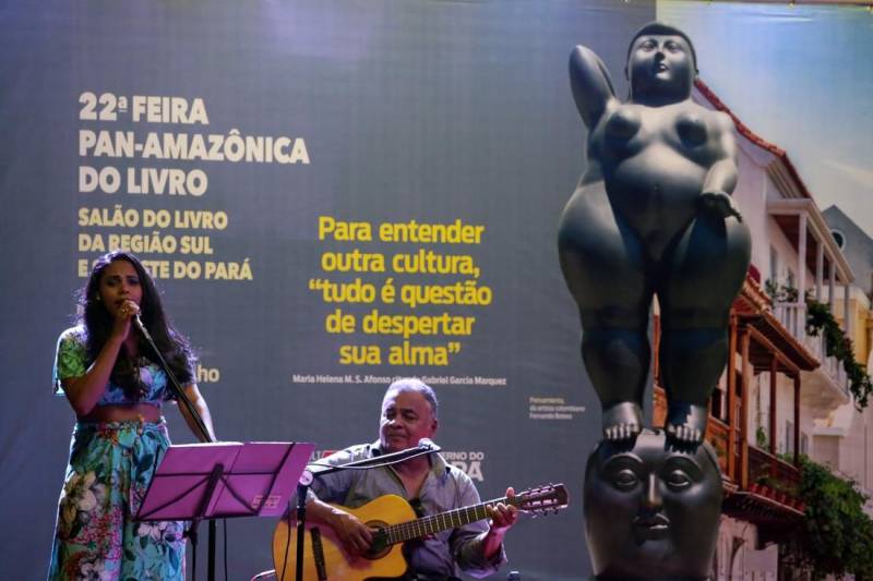 O público do I Salão do Livro do Sul e Sudeste do Pará (foto), que segue até o próximo dia 6, no Carajás Centro de Convenções, tem superado as expectativas, segundo a Associação Nacional de Livrarias. O número de visitantes vem crescendo, especialmente pela presença constante de estudantes. No quarto dia, alunos das redes municipal e estadual de ensino deram início à programação na Arena das Artes com apresentações culturais. A Escola Estadual Heloisa de Castro, localizada no núcleo Cidade Nova, em Marabá, mostrou um espetáculo sobre as Danças Circulares, projeto desenvolvido pela professora Rosilene Barros. “Eu conheci e me apaixonei pela dança circular porque as pessoas se seguram umas nas outras. Na dança não existem diferenças sociais: não existe preto, branco, lavrador, índio, pobre, negro, sexualidade, isso me chamou muita atenção. Então, fiz uma mistura, a apresentação é uma aula de valores, trago isso para os alunos, instigo eles a serem críticos”, disse.
FOTO: ELZA LIMA
DATA: 30.04.2018
MARABÁ - PARÁ <div class='credito_fotos'>Foto: ELZA LIMA | <a href='/midias/2018/originais/ed29f40c-1c47-488c-b3b6-1425010a007e.jpg' download><i class='fa-solid fa-download'></i> Download</a></div>