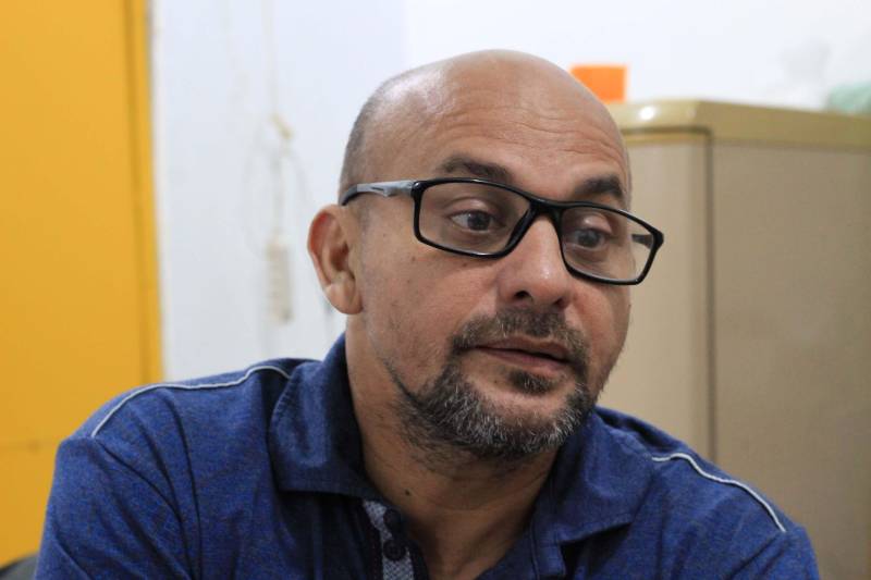 O interno Sandro Manuel, de 48 anos, vai prestar pela primeira vez vestibular para o Exame Nacional do Ensino Médio (Enem) para Pessoas Privadas de Liberdade (PPL). Foi dentro do Centro de Recuperação Agrícola Silvio Hall de Moura (CRASHM) que ele completou o ensino fundamental e agora finaliza o ensino médio. Para se preparar para a prova, o detento participou do “aulão” intensivo promovido na manhã desta quinta-feira (6), pela Fundação Pro Paz em parceria com a Secretaria de Educação do Pará (Seduc) e a Superintendência do Sistema Penitenciário do Estado do Pará (Susipe). Na foto, o professor de matemática do Pro Paz, Edson Lobo.

FOTO: VELOSO JÚNIOR / ASCOM SUSIPE
DATA: 07.12.2018
SANTARÉM - PARÁ <div class='credito_fotos'>Foto: Veloso Junior / Ascom Susipe   |   <a href='/midias/2018/originais/ed3ee407-5d9e-49d8-adf1-d92b495535c6.jpg' download><i class='fa-solid fa-download'></i> Download</a></div>