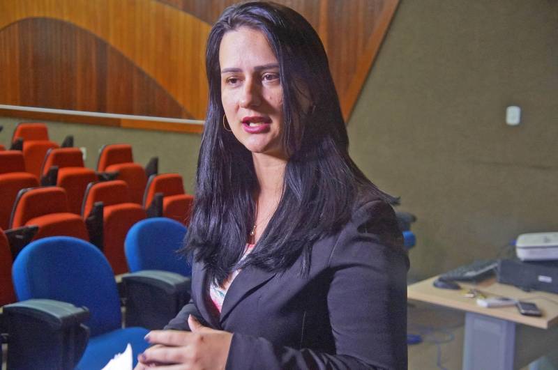 A Polícia Civil deflagrou nesta quinta-feira (26), na capital e no interior do Estado, uma operação específica para cumprir mandados judiciais de prisão de pessoas envolvidas em crimes de violência doméstica e familiar contra a mulher e de violência sexual contra criança e adolescente. Denominada de Xeque-Mate/DAV, a operação é coordenada pela Diretoria de Atendimento a Grupos Vulneráveis (DAV), em parceria com as diretorias de Polícia Metropolitana e de Polícia do Interior. Foram efetuadas 37 prisões até o início da tarde - 11 na capital e 26 no interior. A operação foi iniciada por volta de 6 h, de forma simultânea na Região Metropolitana de Belém e nas demais regiões do Pará. Na RMB as ordens de prisão foram cumpridas por policiais civis da Divisão Especializada no Atendimento à Mulher (Deam), da Divisão de Atendimento ao Adolescente (Data) e das duas Delegacias Especializadas no Atendimento à Criança e Adolescente (Deacas) de Belém, além de seccionais e delegacias. Na foto, a titular da DAV, delegada Flávia Leal.
FOTO: ASCOM / POLÍCIA CIVIL
DATA: 26.04.2018
BELÉM - PARÁ <div class='credito_fotos'>Foto: Ascom / Polícia Civil | <a href='/midias/2018/originais/ed44fb17-fd6d-4087-bccc-1b4ab3edc6e2.jpg' download><i class='fa-solid fa-download'></i> Download</a></div>