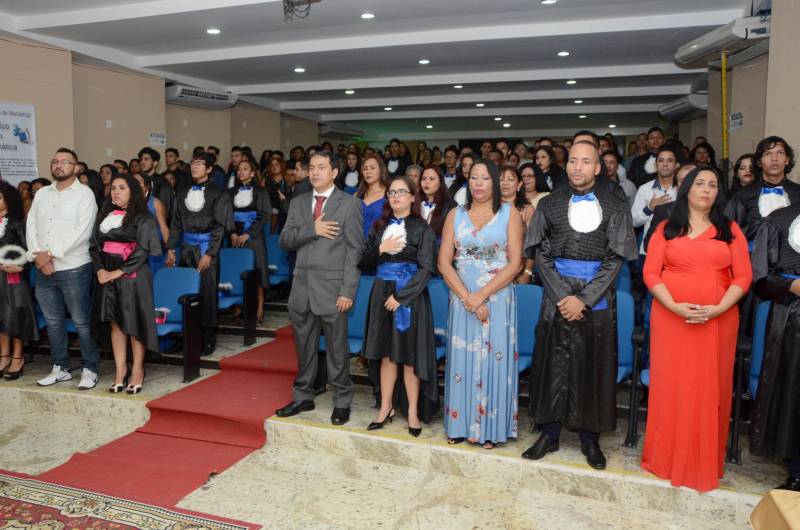 O auditório da Escola Técnica Deodoro de Mendonça, em Belém, sediou muito mais que uma cerimônia de formatura na noite desta sexta-feira (16). O clima no evento era de conquista, de vitória e de possibilidades de um futuro promissor para os 91 novos formandos dos cursos profissionalizantes ofertados pela Secretaria de Estado de Educação (Seduc).
FOTO: RAI PONTES / ASCOM SEDUC
DATA: 16.03.2018
BELÉM - PARÁ <div class='credito_fotos'>Foto: Rai Pontes/Ascom Seduc | <a href='/midias/2018/originais/ed45104b-de00-44be-b968-1a3d8956d948.jpg' download><i class='fa-solid fa-download'></i> Download</a></div>