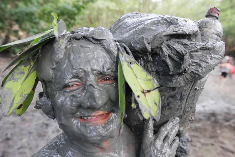 Em Curuçá, no nordeste do Estado, é do mangue que sai o caranguejo, sustento de muitas famílias, e a lama (Tijuco), matéria-prima da fantasia usada pelos brincantes do tradicional bloco carnavalesco "Pretinhos do Mangue". Neste domingo (11), segundo a organização do evento, mais de 17 mil pessoas entre brincantes e espectadores acompanharam o cortejo que teve início no Porto dos Pretinhos e seguiu pelas principais ruas do município até a praça da folia, na orla. O bloco nasceu no ano de 1989 a partir da frustração de dois amigos que foram ao mangue atrás de alimento, mas não conseguiram nenhum caranguejo. Então decidiram passar lama pelo corpo e saíram pela cidade em forma de protesto. "O mangue oferece o nosso caranguejo, mexilhão e camarão. É daqui que as famílias tiram seu sustento. Nossa intenção é aproveitar esse momento de alegria e passar essa mensagem de preservação", afirmou Edmilson Campos, mais conhecido como "Cafá", que está à frente do bloco há 18 anos.Na foto, o servidor público Paulo Neves, 60 anos.
FOTO: CRISTINO MARTIS / AG PARÁ
12.02.2018
CURUÇÁ - PARÁ <div class='credito_fotos'>Foto: Cristino Martins/Ag. Pará | <a href='/midias/2018/originais/ed4dc2db-d89b-4b90-8f11-d00b93b94f7e.jpg' download><i class='fa-solid fa-download'></i> Download</a></div>