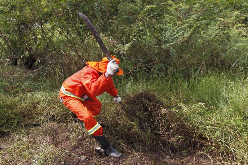 Um total de 50 presos custodiados na Colônia Penal Agrícola de Santa Izabel (CPASI) trabalham na limpeza e manutenção dos diversos canais que cortam a cidade de Belém. A ação faz parte do projeto “Puxirum”, desenvolvido pela Superintendência do Sistema Penitenciário do Estado (Susipe), em parceria com a Prefeitura de Belém, através da Secretaria Municipal de Saneamento (Sesan). Do início do ano de 2018 até agora, já foram retiradas mais de 40 toneladas de lixo e entulhos dos canais da cidade. Em 2017, os detentos ajudaram no trabalho de retirada de mais de 800 toneladas de lixo, em uma extensão que ultrapassa 33 Km, indo dos canais Água Cristal, Galo, Visconde, Antônio Baena, Travessa 3 de Maio, Jacaré, Una e São Joaquim. Os detentos trabalham de segunda a sexta-feira, durante seis horas por dia, fazendo serviços de roçagem, retirada de entulhos de bueiros e canais, além de limpeza do meio-fio. O trabalho é acompanhado por um fiscal da prefeitura e por dois agentes penitenciários. Todos são remunerados e recebem o benefício da remissão de pena, que consiste na redução de um dia da sentença a cada três trabalhados.
FOTO: AKIRA ONUMA / ASCOM SUSIPE
DATA: 08.05.2018
BELÉM - PARÁ <div class='credito_fotos'>Foto: Akira Onuma / Ascom Susipe | <a href='/midias/2018/originais/ed5278e0-8e0d-4776-8674-7b51617f6a15.jpg' download><i class='fa-solid fa-download'></i> Download</a></div>