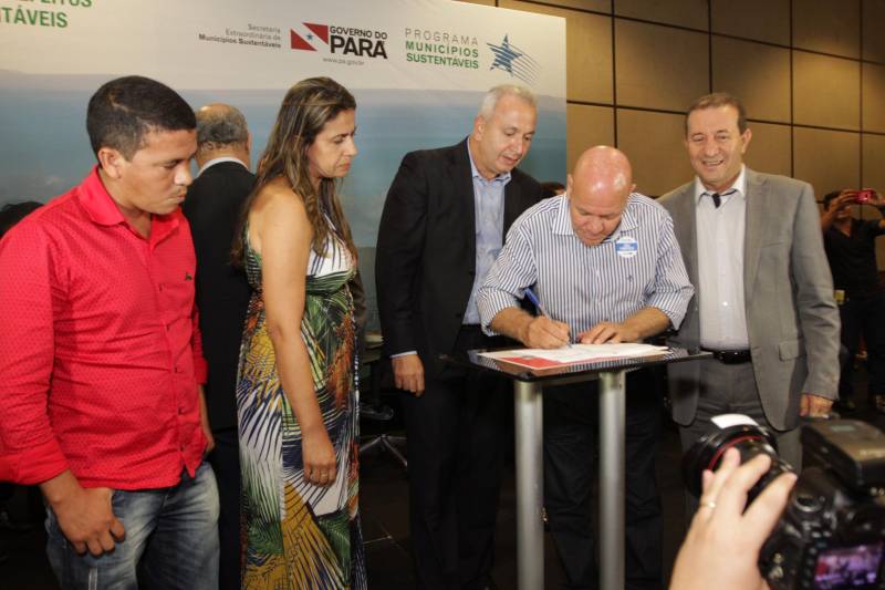 O primeiro dia do Fórum Permanente de Prefeitas e Prefeitos dos Municípios Sustentáveis contou com a participação de 85 prefeitos , 17 vices e 21 secretários municipais dos 141 municípios manifestaram interesse em adotar as diretrizes do programa. Para o governador Simão Jatene, esta grande participação simboliza a união de agentes públicos que colocaram os interesses coletivos acima dos interesses individuais para construir um estado melhor para todos. Com o tema “Gestão Compartilhada”, o evento traz as experiências e os desdobramentos das agendas governamentais que foram planejadas em parceria com as gestões municipais. Através da Secretaria Extraordinária de Municípios Sustentáveis (Semsu) Governo do Pará, por meio da Semsu, investe na capacitação dos municípios para a promoção de uma gestão fiscal eficiente. Para Izabela Jatene, este primeiro dia serviu para sinalizar o quanto os gestores estão preocupados com o equilíbrio da questão fiscal dos municípios e em desenvolver uma governança compartilhada para desenvolver seus municípios.
FOTO: CRISTINO MARTINS / AG. PARÁ
DATA: 07.02.2018
BELÉM - PARÁ <div class='credito_fotos'>Foto: Cristino Martins/Ag. Pará | <a href='/midias/2018/originais/ed5d1404-b58f-432b-ba29-d464d3dfe061.jpg' download><i class='fa-solid fa-download'></i> Download</a></div>