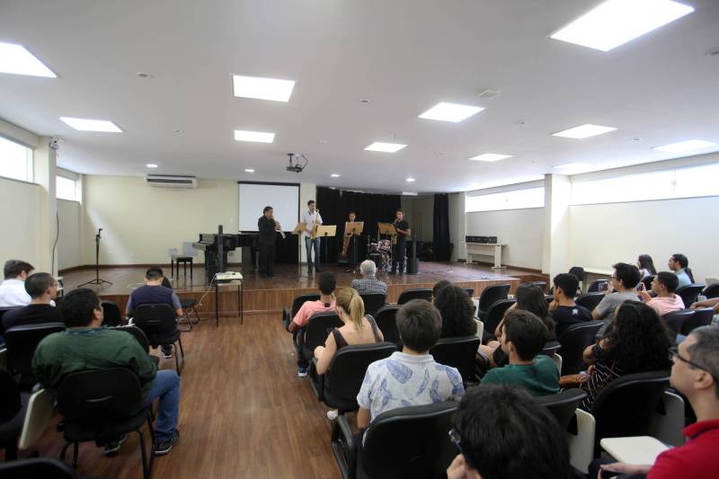 Durante o recital de boas vindas da Escola de Música da Universidade Federal do Pará, ela chamava atenção pela desenvoltura. Pequena e de aparência frágil, Raíza Rocha, 23 anos, surpreendeu ao escolher o saxofone mais pesado e complexo de tocar. O teste para a orquestra da UFPA foi só mais um desafio, entre os muitos que a jovem moradora da ilha de Mosqueiro, de onde vem de segunda a sábado para cursar as aulas de música, tem que enfrentar diariamente.
FOTO: IGOR BRANDÃO / AG. PARÁ
DATA: 14.02.2018
BELÉM - PARÁ <div class='credito_fotos'>Foto: IGOR BRANDÃO / AG. PARÁ | <a href='/midias/2018/originais/ed5dfae1-bda6-48bb-8aac-cf3f09d93169.jpg' download><i class='fa-solid fa-download'></i> Download</a></div>