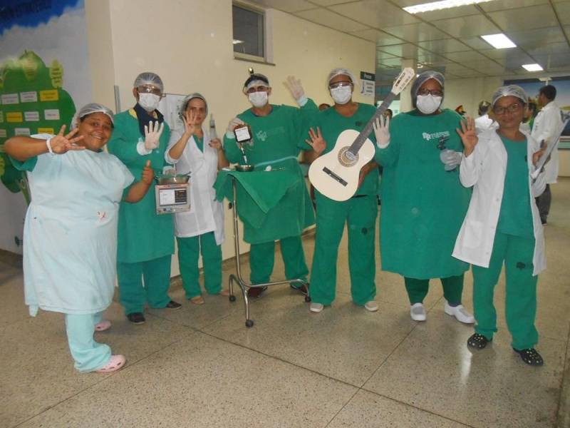 No Hospital Regional do Sudeste do Pará - Dr. Geraldo Veloso (HRSP), em Marabá (PA), desde um simples curativo a uma cirurgia de alta complexidade, o atendimento aos pacientes segue protocolos rigorosos. Essa rotina faz parte da cultura de segurança do paciente, disseminada a todos os profissionais que atuam na unidade (foto), com o objetivo de evitar erros durante a assistência. Para reforçar a importância dessas medidas, neste mês, a unidade realizou a sua II Semana Multiprofissional, cujo tema foi 'Segurança do Paciente: Meta Pai D'égua'. A programação envolveu colaboradores de todos os setores, mesmo aqueles que não atuam diretamente na assistência. Segundo o diretor-geral da unidade, Valdemir Girato, essa integração é fundamental para a qualidade do atendimento. 'Quando se trata de assistência, é preciso que todos falem a mesma língua e estejam unidos em prol do bem-estar do paciente. A atenção a cada detalhe, protocolo e procedimento é essencial para um atendimento qualificado e seguro, e isso independe da função do profissional na unidade. Todos estão ali cumprindo uma mesma missão: cuidar de vidas', afirmou o gestor.
FOTO: ASCOM / HRSP
DATA: 21.05.2018
MARABÁ - PARÁ <div class='credito_fotos'>Foto: ASCOM HRSP | <a href='/midias/2018/originais/ed5f2db8-5909-45bf-98d1-1a12047aa4d1.jpg' download><i class='fa-solid fa-download'></i> Download</a></div>