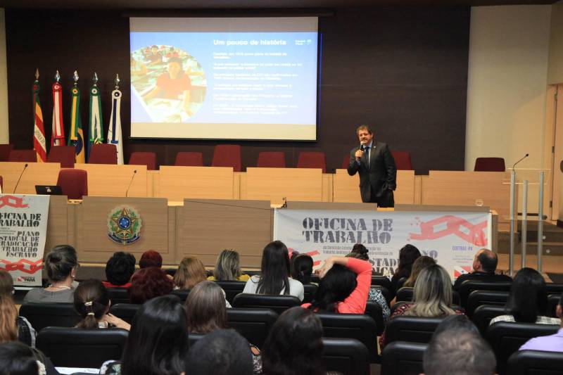 A Oficina de Trabalho da Comissão Estadual de Erradicação ao Trabalho Escravo (Coetrae), da Secretaria de Estado de Justiça e Direitos Humanos (Sejudh) começou na manhã desta quarta-feira, 25, no Auditório Aluysio Chaves, no Tribunal Regional do Trabalho da 8° Região, em Belém. O evento, que tem como principal objetivo a validação do Plano Estadual para a Erradicação do Trabalho Escravo do Pará (Peete/PA), segue até esta quinta-feira, 26, com a participação de diversas instituições governamentais e não governamentais que compõe a Coetrae, além de representações da sociedade civil de diversos municípios do Estado. Na foto, o coordenador do Programa de Combate ao Trabalho Forçado da Organização Internacional do Trabalho (OIT), Antônio Carlos .
FOTO: WAGNER ALMEIDA / ASCOM SEJUDH
DATA: 25.04.2018
BELÉM - PARÁ <div class='credito_fotos'>Foto: Wagner Almeida/ Ascom Sejudh | <a href='/midias/2018/originais/ed62eddd-c12c-438d-8b12-8be568cc191c.jpg' download><i class='fa-solid fa-download'></i> Download</a></div>