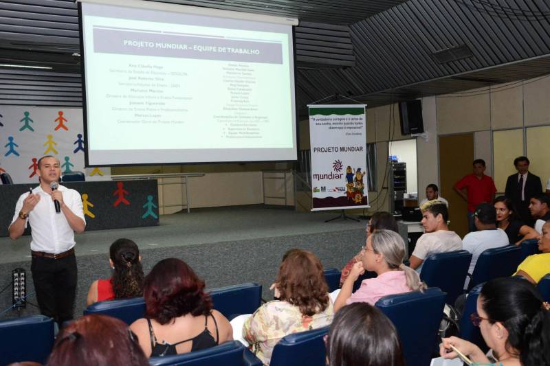 A Secretaria de Estado de Educação (Seduc) promove nesta terça (13) e quarta-feira (14), no auditório do Centro de Convenções Ismael Nery, do Centur, em Belém, a I Jornada Pedagógica do projeto Mundiar, que combate a distorção idade/ série no Pará. Dirigido a professores, técnicos, diretores e gestores de Unidades Seduc na Escola (USEs) e Unidades Regionais de Educação (UREs), o evento marca o início dos trabalhos em 2018 e os cinco anos de existência do programa na rede pública estadual. Ao longo desse período, cerca de 56 mil alunos foram atendidos em todo o Estado. A secretária adjunta de Planejamento e Gestão da Seduc, Mariléa Sanches, ressaltou a importância do projeto Mundiar para a rede. Parceria com a Fundação Roberto Marinho, no escopo do Pacto pela Educação, o projeto nasceu em 2014, quando as primeiras turmas do ensino médio e do fundamental foram formadas. “O Mundiar é uma das prioridades da Secretaria de Educação, pois sabemos que embora tenha havido, nos últimos anos, uma grande redução na distorção idade/ série no Estado, os índices ainda são preocupantes”, ressaltou. Na foto, o coordenador geral do projeto, Marcos Lopes.
FOTO: ELISEU DIAS / ASCOM SEDUC
DATA: 13.03.2018
BELÉM - PARÁ <div class='credito_fotos'>Foto: Eliseu Dias / Ascom Seduc | <a href='/midias/2018/originais/ed654e99-fba2-4ec5-83b1-b3c96327ed98.jpg' download><i class='fa-solid fa-download'></i> Download</a></div>
