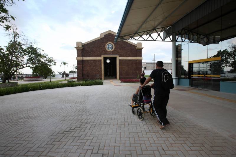 Desde sua inauguração, dia 30 de maio deste ano, o Centro Integrado de Inclusão e Reabilitação (CIIR, na foto), marcou a história na assistência global à Pessoa com Deficiência (PcD), no Pará e na Região Norte, ao oferecer, em um único complexo, atendimento para Pessoas com Deficiência (PcD) de todas as faixas etárias. São diversas especialidades, tecnologias e estrutura de última geração, associadas à qualidade, segurança e humanização destinadas 100% aos usuários do Sistema Único de Saúde (SUS). Desde seu funcionamento, a equipe multiprofissional do CIIR realizou  cerca de  18.760 atendimentos nas mais diversas especialidades e serviços. O atendimento de qualidade, seguro e humanizado é celebrado por um índice de 96% de satisfação de quem depende da assistência.

FOTO: CARLOS SODRÉ / AG. PARÁ
DATA: 07.12.2018
BELÉM - PARÁ <div class='credito_fotos'>Foto: Carlos Sodré/Agência Pará   |   <a href='/midias/2018/originais/ed6b74d0-bb0d-479b-86ca-2331ef370ac5.jpg' download><i class='fa-solid fa-download'></i> Download</a></div>