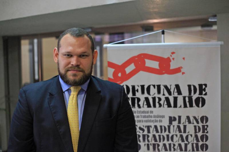 A Oficina de Trabalho da Comissão Estadual de Erradicação ao Trabalho Escravo (Coetrae), da Secretaria de Estado de Justiça e Direitos Humanos (Sejudh) começou na manhã desta quarta-feira, 25, no Auditório Aluysio Chaves, no Tribunal Regional do Trabalho da 8° Região, em Belém. O evento, que tem como principal objetivo a validação do Plano Estadual para a Erradicação do Trabalho Escravo do Pará (Peete/PA), segue até esta quinta-feira, 26, com a participação de diversas instituições governamentais e não governamentais que compõe a Coetrae, além de representações da sociedade civil de diversos municípios do Estado. Na foto, o titular da Sejudh, Michell Durans.
FOTO: WAGNER ALMEIDA / ASCOM SEJUDH
DATA: 25.04.2018
BELÉM - PARÁ <div class='credito_fotos'>Foto: Wagner Almeida/ Ascom Sejudh | <a href='/midias/2018/originais/ed6c9ca5-e09d-4d14-b42c-e4b036977dbc.jpg' download><i class='fa-solid fa-download'></i> Download</a></div>
