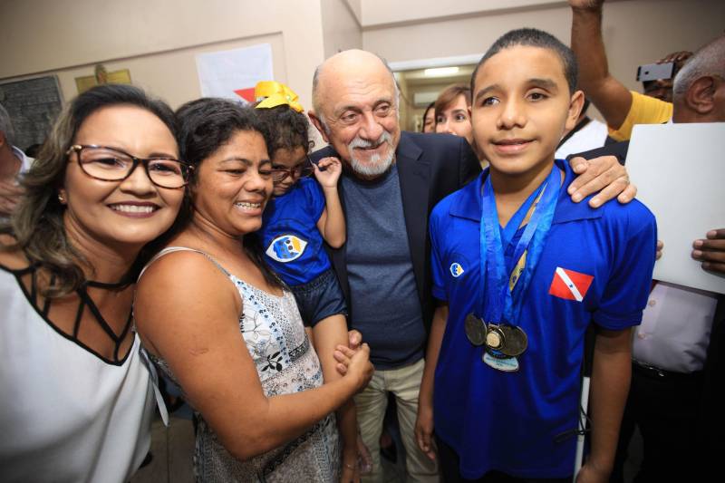"Hoje vim para uma agenda de inauguração, mas vivi uma experiência de amor, que emana em cada ação dos alunos, professores, direção e de cada um que faz parte desta escola que se torna tão especial porque tem alma". A declaração foi feita pelo governador Simão Jatene (foto), nesta terça, 27, durante a inauguração da obra de reforma e ampliação da Escola Álvares de Azevedo, localizada no Bairro de Batista Campos, em Belém. O governador transformou a inauguração em uma grande confraternização. Passou a tarde na Escola e fez questão de cantar e dançar com os alunos, que expressaram muita gratidão pela obra. Atendendo atualmente 436 alunos, a “Álvares de Azevedo” é uma Unidade Especializada dedicada à educação de estudantes com deficiência visual, e que trabalha nos eixos da educação e da habilitação.
FOTO: MÁCIO FERREIRA / AG. PARÁ
DATA: 27.03.2018
BELÉM - PARÁ <div class='credito_fotos'>Foto: MÁCIO FERREIRA/ AG. PARÁ | <a href='/midias/2018/originais/ed79481b-73bd-492a-9d01-54e3feb4d637.jpg' download><i class='fa-solid fa-download'></i> Download</a></div>