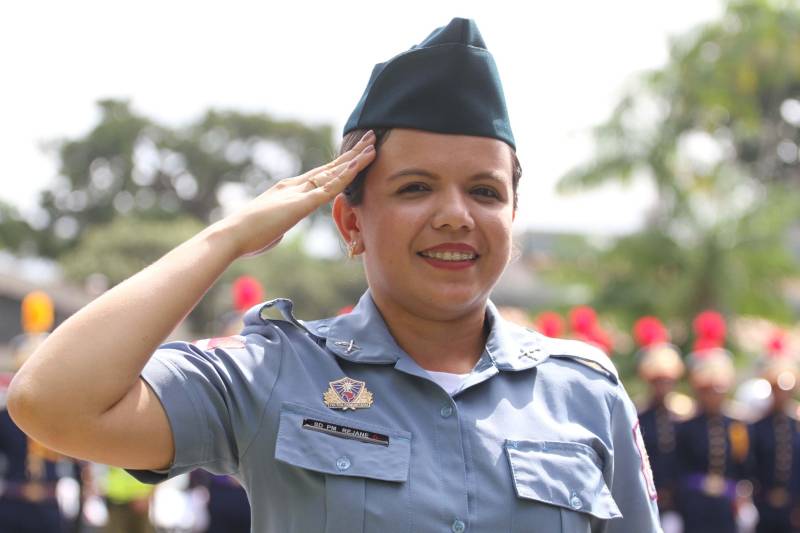 A cerimônia pelo Dia de Tiradentes, patrono das polícias militares do Brasil, este ano, no Pará, teve um toque especial. Na manhã desta quinta-feira, 20, no Comando Geral da Polícia Militar do Estado, foram oficializadas as promoções de 539 policiais e entregues 170 novos veículos para a corporação. O governador Simão Jatene participou da cerimônia. A frota vai ajudar no combate à criminalidade na região metropolitana de Belém e interior do estado. Dos 170 veículos entregues para reforçar o policiamento, 60 são motocicletas, 60 viaturas modelo Palio Weekend com cela e 50 Pick-ups, com cela, todos em regime de locação, que serão somados à frota. Serão investidos mensalmente 4 milhões de reais. As 539 promoções beneficiam policiais militares da capital e do interior do estado, sendo 462 praças e 77 oficiais. “Eu me sinto lisonjeada e quero chegar à capitã”, disse Rejane Santa Brígida Miranda (foto), promovida de soldado a cabo. “Fico feliz também por termos um plano seguro, de carreira e me sinto prestigiada na carreira que escolhi”, completou Rejane.
FOTO: CRISTINO MARTINS / AG PARÁ
DATA:20.04.2018
BELÉM - PARÁ <div class='credito_fotos'>Foto: Cristino Martins/Ag. Pará | <a href='/midias/2018/originais/ed7c79cd-3e63-46a4-89ad-142a8b7c0a4c.jpg' download><i class='fa-solid fa-download'></i> Download</a></div>