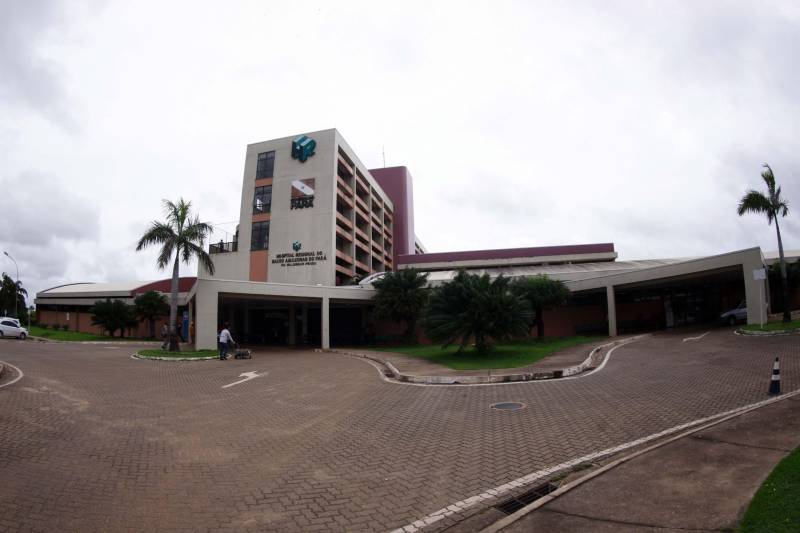 O Hospital Regional do Baixo Amazonas, em Santarém, vai se tornar o maior centro integrado de nefrologia do Norte do Brasil. Com a expansão do serviço de hemodiálise, autorizada pelo governador Simão Jatene neste sábado (10), a unidade, que já é referência nesse atendimento em todo o oeste do Pará, vai praticamente triplicar o número de máquinas e zerar a fila de pacientes na região. O investimento chega a R$ 10 milhões, em obras e equipamentos, e segue a política do governo do Estado de descentralizar a assistência de média e alta complexidade para o interior. “Vamos passar dos 200 pacientes que hoje atendemos mensalmente para 420, dobrando a capacidade de atendimento especializado. Serão cerca de 2,5 mil sessões a mais de hemodiálise por mês. Além disso, começaremos a fazer captação de rins de doadores falecidos, um novo serviço que se acopla aos transplantes que já fazemos no hospital. A ampliação, portanto, é a solução definitiva para o atendimento dessa demanda”, explicou o diretor geral do Hospital Regional de Santarém, Hebert Moreschi. Esta semana, informou, a unidade fez o 16º transplante de rim. Ao chegar ao hospital para assinar a ordem de serviço que autoriza o início das obras, Jatene viu o projeto de expansão e visitou o centro de hemodiálise, onde conheceu mais sobre o serviço e conversou com pacientes. “O ideal, é claro, seria que pudéssemos evitar, ainda na atenção básica, que pacientes diabéticos, por exemplo, se tornassem renais crônicos, mas como isso ainda não ocorre, existe esse serviço aqui para amenizar o sofrimento de quem precisa de uma máquina de hemodiálise para sobreviver”, afirmou o governador.
FOTO: THIAGO GOMES / AG PARÁ
10.03.2018
SANTARÉM - PARÁ <div class='credito_fotos'>Foto: Thiago Gomes /Ag. Pará | <a href='/midias/2018/originais/ed7e438e-8c10-48de-9422-7597e4711141.jpg' download><i class='fa-solid fa-download'></i> Download</a></div>