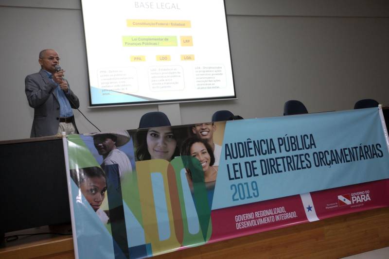 Operária de uma fábrica local de papel, Helenice Barbosa participou pela primeira vez na vida de uma audiência pública, na manhã desta segunda-feira (23), no auditório do Instituto de Gestão Previdenciária do Estado do Pará (Igeprev). Na ocasião estava sendo elaborado o orçamento do Estado do Pará para o exercício de 2019. “Foi um aprendizado muito importante, não fazia ideia do quanto poderia aprender sobre orçamento público”, disse ao final do evento sobre a Lei de Diretrizes Orçamentárias (LDO). A LDO, um dos mais importantes instrumentos normativos do novo sistema orçamentário brasileiro, estabelece as diretrizes para o próximo exercício financeiro, que compreende às metas e prioridades da Administração Pública Estadual, a estrutura e organização dos orçamentos, as diretrizes gerais para elaboração e execução dos orçamentos do Estado e suas alterações, as normas para monitoramento e avaliação dos programas de governo, as disposições relativas às despesas do Estado com pessoal e as alterações na legislação tributária e a política de aplicação de recursos financeiros pelas agências financeiras oficiais de fomento. Na foto, o Secretário José Alberto Colares.
FOTO: SIDNEY OLIVEIRA / AG. PARÁ
DATA: 23.04.2018
BELÉM - PARÁ <div class='credito_fotos'>Foto: Sidney Oliveira/Ag. Pará | <a href='/midias/2018/originais/ed959cd0-173d-46cc-ba12-c7be05d58e5b.jpg' download><i class='fa-solid fa-download'></i> Download</a></div>