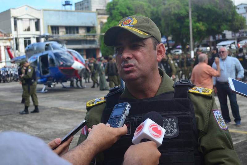 Foi lançada na manhã deste sábado, 8, na Praça da Bandeira, em Belém, a Operação Boas Festas, coordenada pela Polícia Militar do Pará e integrada aos órgãos do Sistema de Segurança Pública do Estado. As ações da Boas Festas vão até o dia 1º de janeiro de 2019. A população do Estado contará com 6,6 mil policias militares que reforçarão o policiamento ordinário na capital, área metropolitana e demais regiões paraenses. Na foto, o coronel Hilton Benigno, comandante geral da PMPA.

FOTO: ELIELSON MODESTO / ASCOM SUSIPE
DATA: 08.12.2018
BELÉM - PARÁ <div class='credito_fotos'>Foto: Elielson Modesto / Ascom Segup   |   <a href='/midias/2018/originais/ed9653f1-418e-4123-aa0b-e13685cebd60.jpg' download><i class='fa-solid fa-download'></i> Download</a></div>
