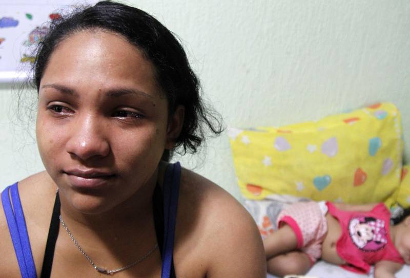 A detenta Tayná Martins, de 22 anos (foto), que precisou entregar sua filha de 11 meses para a avó da criança. Ela é uma das 12 mulheres que cumprem pena na Unidade Materno Infantil (UMI), espaço criado pela Susipe, em março de 2013, para oferecer um tratamento mais humanizado às detentas que ingressaram no presídio gestantes ou engravidaram durante o cumprimento da pena. Uma equipe do programa Profissão Repórter, da TV Globo, acompanhou todo o processo de separação entre Tayná e sua bebê, dentro da Unidade Materno Infantil. A repórter Mayara Teixeira e sua equipe ficaram uma semana na unidade, acompanhando e registrando todo o processo de separação de mãe e filha.
FOTO: AKIRA ONUMA / ASCOM SUSIPE
DATA: 16.05.2018
BELÉM - PARÁ <div class='credito_fotos'>Foto: Akira Onuma / Ascom Susipe | <a href='/midias/2018/originais/ed97e3a3-3d27-470c-a415-628a3606a243.jpg' download><i class='fa-solid fa-download'></i> Download</a></div>
