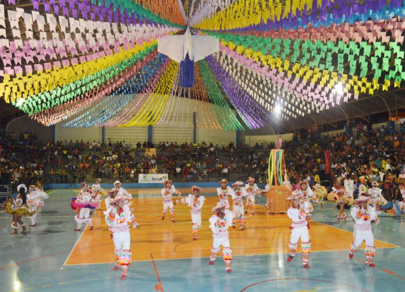 O Arraial Municipal (foto) já virou uma tradição para os moradores do município de Paragominas, na região Rio Capim. Este ano, o público vai conferir o concurso de quadrilhas, comidas típicas e diversas apresentações culturais. Promovido pela Prefeitura de Paragominas, através da Secretaria Municipal de Cultura, Desporto e Lazer (Secult), o evento ocorre no período de 29 de junho à 1º de julho, na Praça do Ginásio Municipal de Esportes. Nesta edição, o Arraial traz o 8º Concurso Intermunicipal de Quadrilhas de Paragominas, que contará com a participação de doze concorrentes de sete municípios diferentes, como Belém, Igarapé-Açu, Abaetetuba, Concórdia do Pará, Ipixuna do Pará, São Miguel do Guamá e Tomé-Açu; e ainda diversos shows de bandas locais e de fora do município. “Este ano, quem passar pelo Ginásio de Esportes vai se divertir muito nesta festa que já virou uma tradição em Paragominas”, afirmou o prefeito Paulo Tocantins.
FOTO: ASCOM / PREFEITURA DE PARAGOMINAS
DATA: 30.06.2016
PARAGOMINAS - PARÁ <div class='credito_fotos'>Foto: ASCOM / PREFEITURA DE PARAGOMINAS | <a href='/midias/2018/originais/ed990a01-8683-4b68-8eda-67de882a9b5a.jpg' download><i class='fa-solid fa-download'></i> Download</a></div>