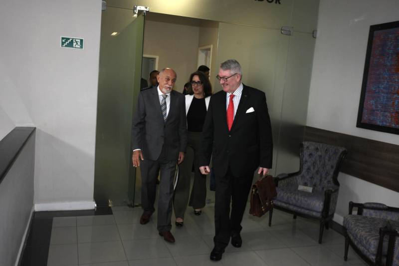 O Pará recebeu, pela segunda vez em menos de um mês, a visita de um representante internacional interessado em investir no estado. Após a visita do embaixador da Hungria, no dia 12 deste mês, foi a vez do embaixador da Bélgica, Dirck Loncke (d), ser recebido nesta terça-feira, 24, pelo governador Simão Jatene (e) no Palácio dos Despachos.
FOTO: ANTONIO SILVA / AG. PARÁ
DATA: 24.04.2018
BELÉM - PARÁ <div class='credito_fotos'>Foto: Antônio Silva/Ag. Pará | <a href='/midias/2018/originais/ed990a2f-0477-464f-946f-4374abf14857.jpg' download><i class='fa-solid fa-download'></i> Download</a></div>