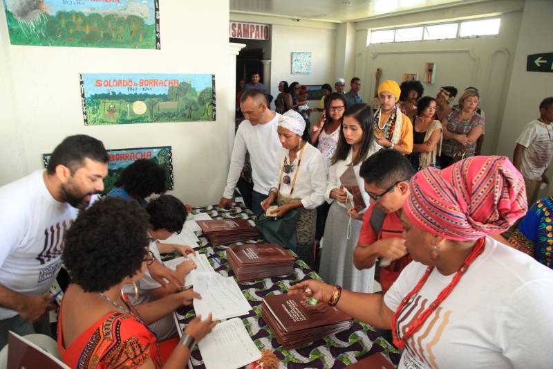 Com debates sobre representatividade, violência e racismo contra populações de matriz africana, quilombolas e indígenas, a IV Conferência Estadual de Promoção da Igualdade Racial foi aberta nesta terça-feira, 27, no Hotel Gold Mar, em Belém.
FOTO: WAGNER ALMEIDA / ASCOM SEJUDH
DATA: 27.03.2018
BELÉM - PARÁ
<div class='credito_fotos'>Foto: Wagner Almeida/ Ascom Sejudh | <a href='/midias/2018/originais/eda1a00a-cba3-400d-acd1-18f6795065f0.jpg' download><i class='fa-solid fa-download'></i> Download</a></div>